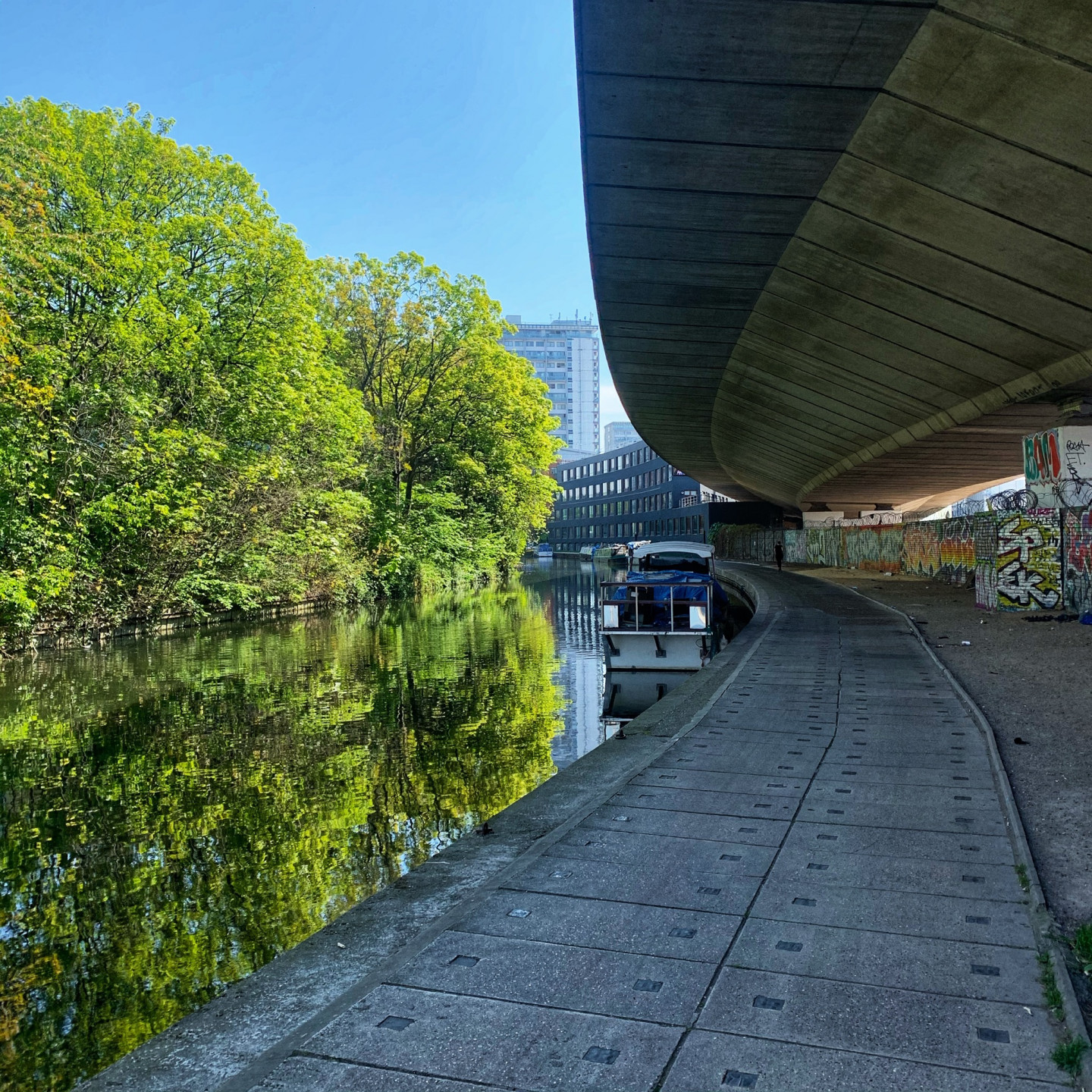London, Regents Canal, 26 April © Andrew Curley
